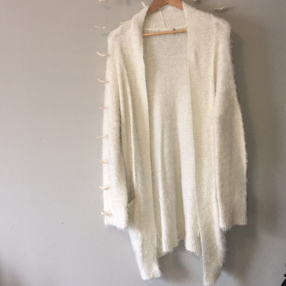 ❌SOLD💞White fuzzy cardigan - Picture 3 of 3